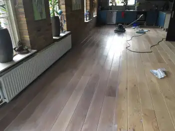 Eiken vloer gerenoveerd in Gasselternijveen en V groef gefreesd. Eiken vloer gerenoveerd in Gasselternijveen en V groef gefreesd.