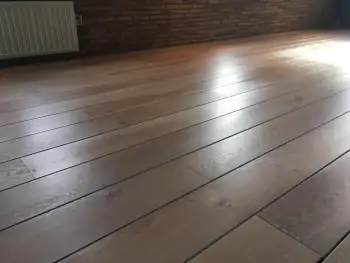 Eiken vloer gerenoveerd in Gasselternijveen en V groef gefreesd. Eiken vloer gerenoveerd in Gasselternijveen en V groef gefreesd.