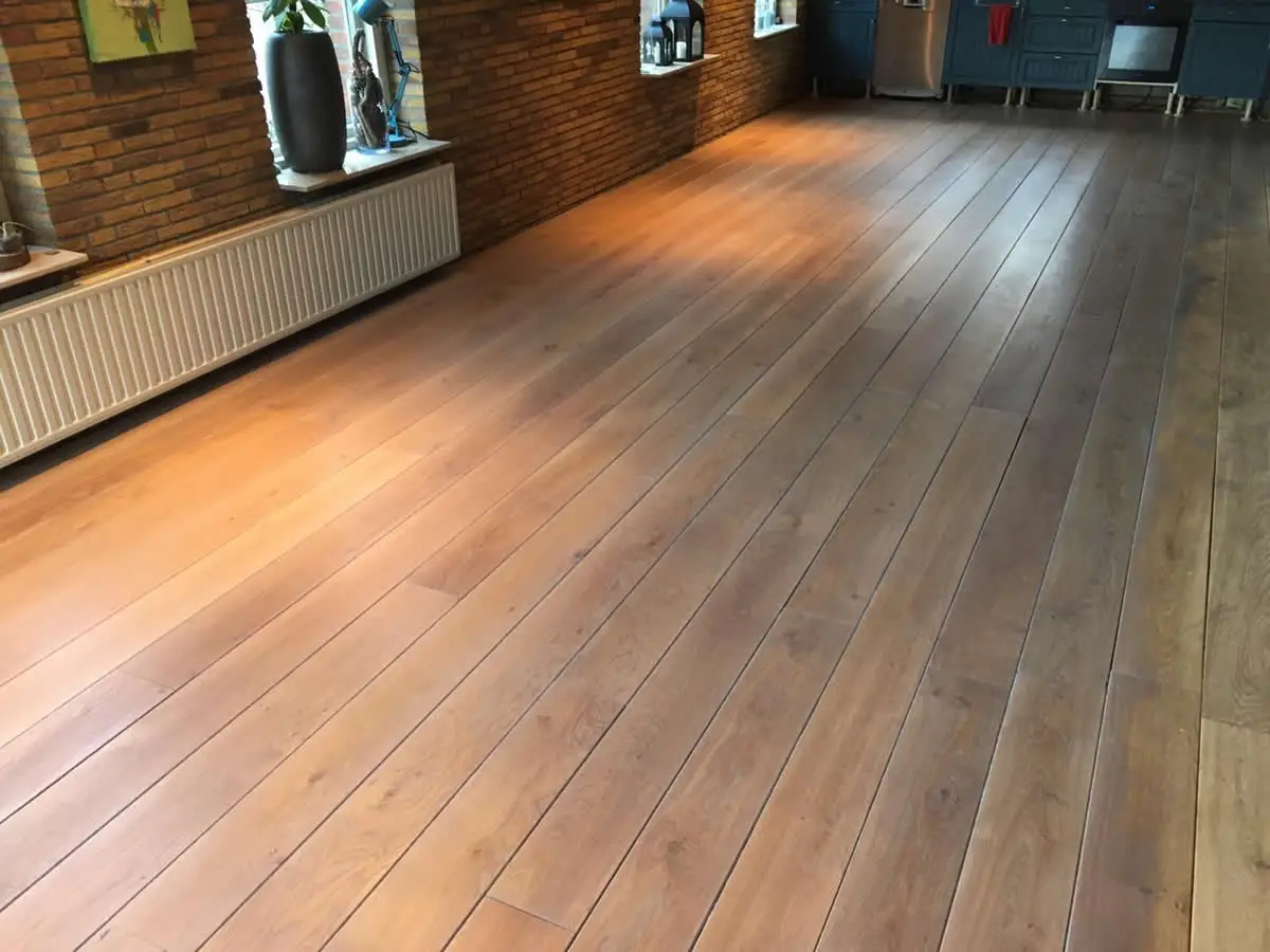 Eiken vloer gerenoveerd in Gasselternijveen en V groef gefreesd.