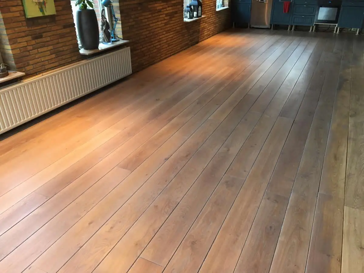 Eiken vloer gerenoveerd in Gasselternijveen en V groef gefreesd. Eiken vloer gerenoveerd in Gasselternijveen en V groef gefreesd.