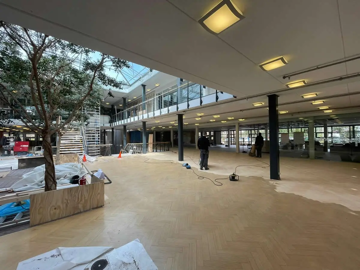 Renovatie bamboe visgraat parket Bij de Antea groep in Heerenveen Renovatie bamboe visgraat parket Bij de Antea groep in Heerenveen