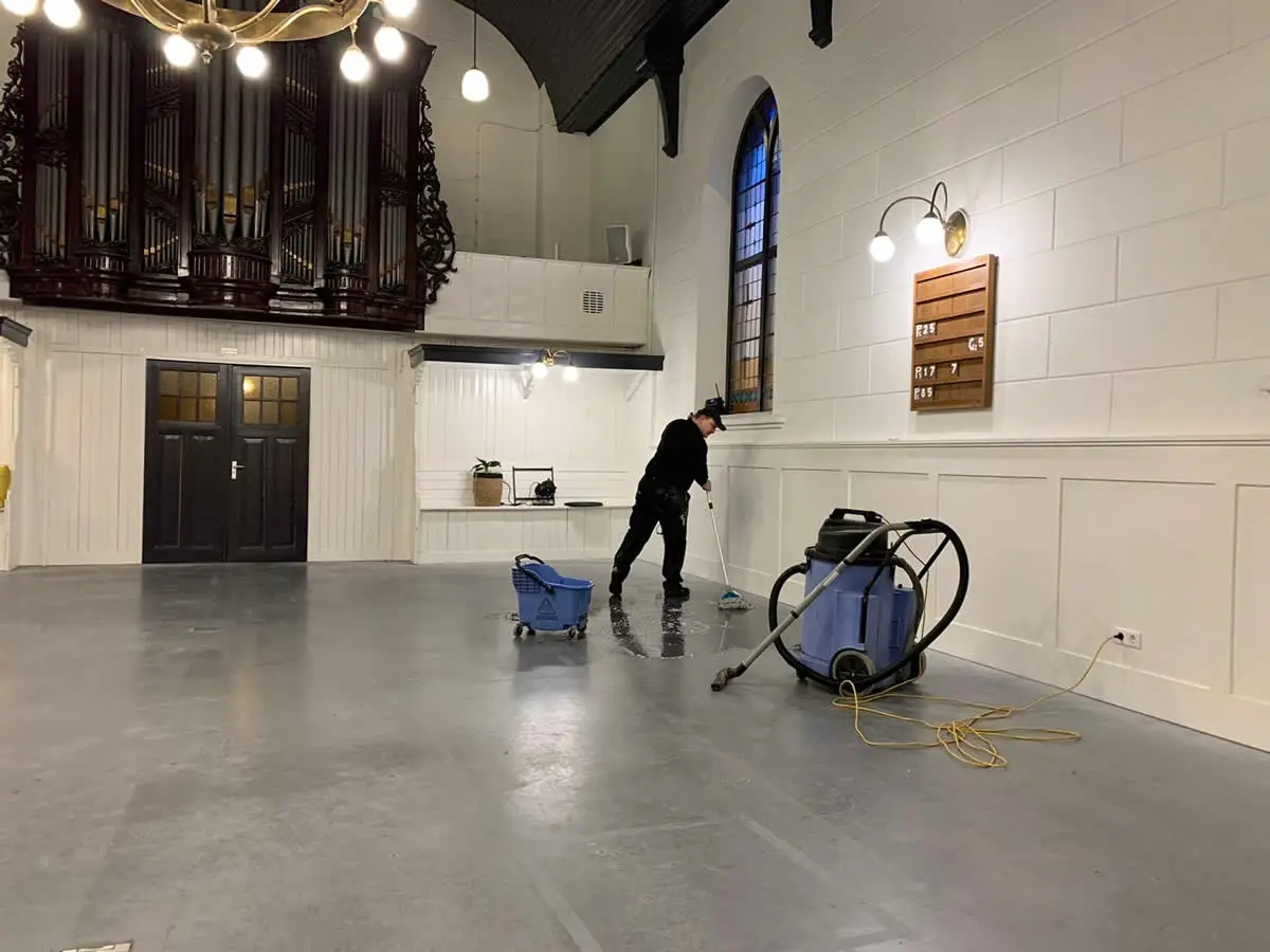 In Delfzijl de vloer van de kerk geïmpregneerd.