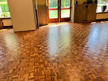 Renovatie Eiken mozaïek vloer in het buurthuis MellensHorst in Haren Renovatie Eiken mozaïek vloer in het buurthuis MellensHorst in Haren