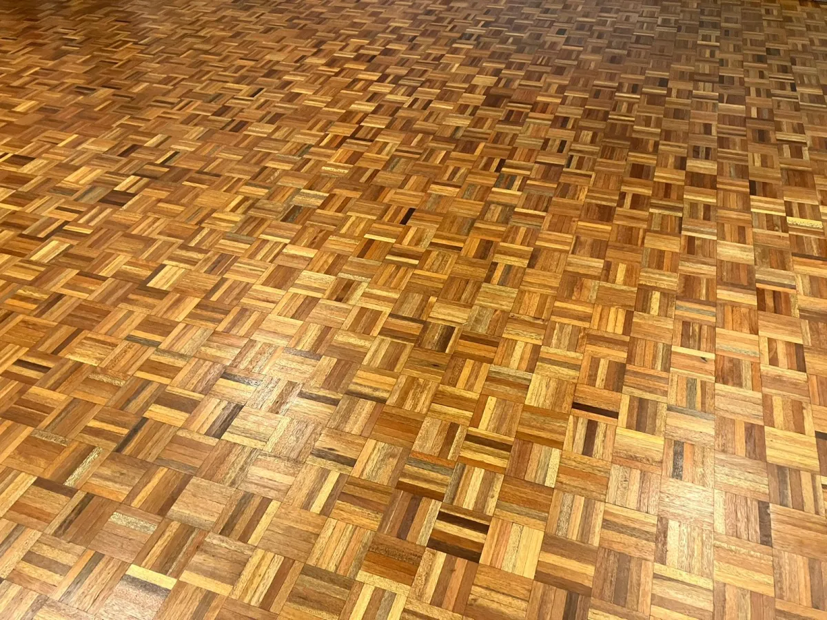 Renovatie Eiken mozaïek vloer in het buurthuis MellensHorst in Haren Renovatie Eiken mozaïek vloer in het buurthuis MellensHorst in Haren